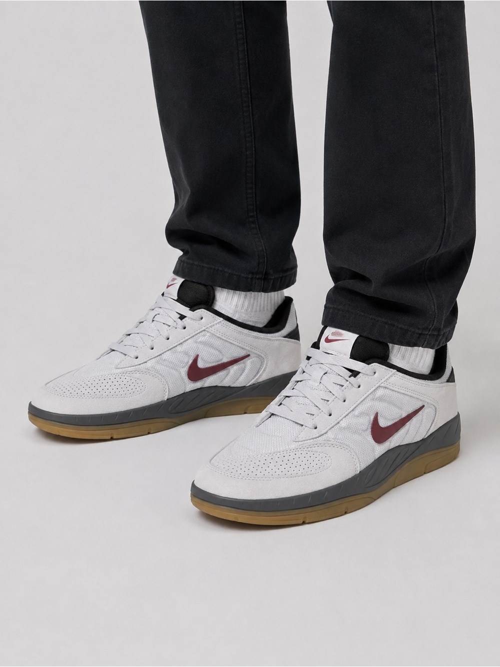 NIB NIKE SB Men’s Grey And Red Vertebrae Shoes